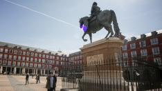 Una persona con mascarilla pasea por la plaza Mayor de Madrid este viernes.