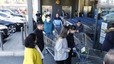 Supermercados llenos y calles semivacías
