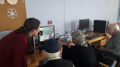 Ancianos de la residencia de Barbastro, en una conversación.