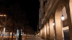 Las calles de Zaragoza estuvieron prácticamente desiertas la noche del sábado tras la entrada en vigor de las restricciones por la crisis del coronavirus.