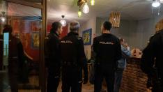 Un cliente del bar Toca Jamón apura la cerveza mientras la Policía Local clausura el local por la crisis del coronavirus.
