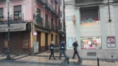 Unos trabajadores trasladan un vidrio por la calle Don Jaime.