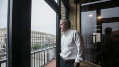 El alcalde de Zaragoza, Jorge Azcón, observa la plaza del Pilar desierta desde su despacho del Ayuntamiento.