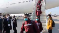 China ha enviado un segundo equipo médico con doctores expertos en la lucha contra el coronavirus a Italia, el país europeo más afectado por la enfermedad. Doce médicos han aterrizado en Lombardía y han sido recibidos como héroes.