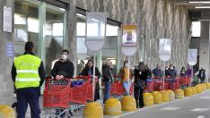 Gente haciendo fila a la entrada de un supermercado de la ciudad italiana de Aosta este viernes.