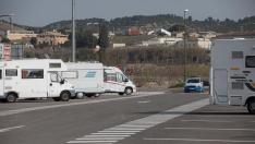 La Policía Local de Zaragoza vigilaba ayer la zona de estacionamiento autorizado de autocaravanas en el Actur.