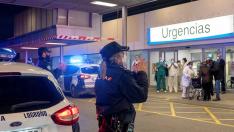 El personal de Urgencias del Hospital San Pedro de Logroño recibe el aplauso de los agentes de la Policía Nacional y Local de Logroño por su labor este viernes.