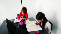 Los hijos de Nuria hacen los deberes por la mañana.