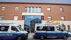 Dos ambulancias con personal médico llegan a la residencia en Tomelloso (Toledo), donde 14 ancianos han muerto esta semana víctimas del coronavirus.