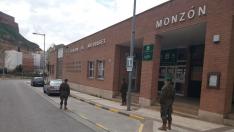 Militares del Regimiento Galicia 64, de Jaca, han empezado a patrullar este domingo las calles de Monzón.