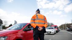 Un policía belga para a un conductor en Hauset, cerca de la frontera con Alemania.