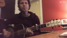El músico y actor de Oregón TV, David Angulo, nos regala una versión de la canción de 'I will wait', del grupo Mumfors & Sons, grabada desde su casa, para animar a todas las personas que están confinadas en sus hogares durante e estado de alarma por coronavirus.