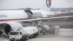 Descarga del avión procedente de China con material sanitario.