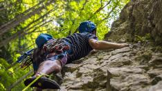 La escalada es un deporte que se puede practicar al aire libre o bajo techo.