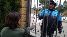 Vicente Sierra, Policía Local de Escatrón, entregando una bolsa de deberes.