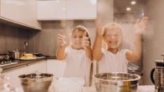 Además de preparar recetas, en la cocina se pueden realizar otras tareas con los pequeños de la casa