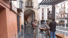 El alcalde de Tarazona, Luis José Arrechea, habla con los responsables del grupo de militares desplegado en la ciudad.