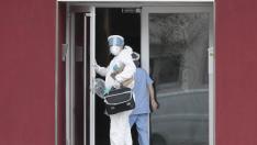 Personal sanitario entrando este miércoles en la residencia de Los Olivos, en Huesca.