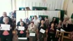 Las trabajadoras de la residencia de ancianos de Altorricón, Huesca, han grabado un vídeo, junto con los ancianos residentes en este centro y que se encuentran aislados por el estado de alarma, para que sus familias puedan ver que están bien.