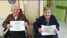 Los trabajadores de la residencia de ancianos La Purísima, de Alcorisa, Teruel, han grabado un emotivo vídeo con todos sus residentes para mostrarles a sus familiares que se encuentran bien y mandarles mensajes de ánimo.