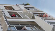Los vecinos de Santa Cruz de Tenerife salen a los balcones y ventanas de sus casas para aplaudir a los sanitarios