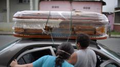 Vehicles carrying coffins are lined up outside of a cemetery as Ecuador's government announced on Thursday it was building a "special camp" in Guayaquil for coronavirus disease (COVID-19) victims, in Guayaquil, Ecuador April 2, 2020. REUTERS/Vicente Gaibor del Pino NO RESALES. NO ARCHIVES [[[REUTERS VOCENTO]]] HEALTH-CORONAVIRUS/ECUADOR