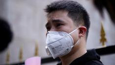 A man wearing a face mask cries in Wuhan, Hubei province, as China holds a national mourning for those who died of the coronavirus disease (COVID-19), on the Qingming tomb-sweeping festival, April 4, 2020. REUTERS/Aly Song [[[REUTERS VOCENTO]]] HEALTH-CORONAVIRUS/CHINA
