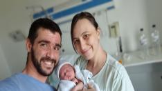 El pequeño Saúl, recién nacido, junto a sus padres.