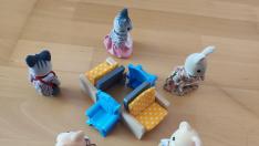 Recreación con muñecos del juego de las sillas.