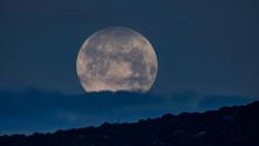 La tercera y mayor superluna de este año se ve desde el confinamiento