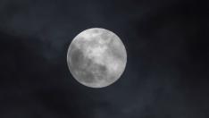 La tercera y mayor superluna de este año se ve desde el confinamiento