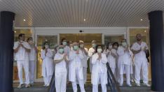 Personal sanitario, aplaudiendo como cada tarde a las 20.00 a las puertas del hospital San Jorge de Huesca.