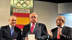 Ernesto Enríquez, en el centro, recibiendo su insignia olímpica