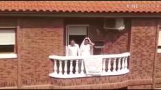 Dos illuecanos celebran su boda en el balcón de casa y ante cientos de presentes