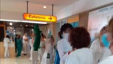 Imagen de la concentración en la recepción del hospital de Calatayud. HA