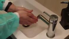 Dependiendo de si el usuario está contagiado, ha pasado el virus o no, las mascarillas y los guantes deben depositarse en un contenedor u otro. Si tienes dudas, toma nota del siguiente vídeo.