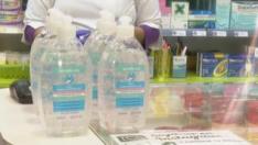 El Gobierno ha fijado el precio máximo por mililitro del gel hidroalcohólico dependiendo del tamaño del recipiente. De manera que, los 100ml de gel costarán 2.10€ como máximo. Los de 250ml 4.50€, 500ml 7.50€ y el litro, 15 euros.