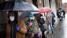 Ciudadanos esperan en filas, a veces hasta por cuatro horas, para realizarse una prueba de coronavirus, en el centro de salud Gotham, en el Bronx, en Nueva York