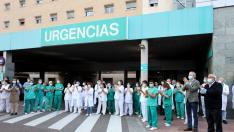 Azcón se suma al aplauso a los sanitarios a las puertas del hospital Miguel Servet
