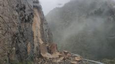 El desprendimiento ha cortado la A-1605 a la altura del congosto de Obarra, en Bonansa.