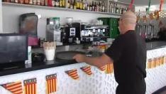 El lunes restaurantes y bares podrán abrir pero solo para preparar comida para llevar. Pero no todo el mundo lo ve viable. Con las condiciones impuestas no van a poder recuperar a todos sus empleados y calculan que los gastos serán superiores a los ingresos al tener muchos menos clientes.