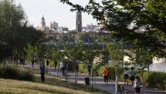 Primer día de la salida para pasear y hacer deporte por Zaragoza