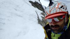El alpinista vasco afincado en Benasque empleó casi diez horas en ascender al Aneto y asegura que nunca había visto la montaña "tan salvaje"