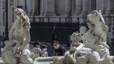 Gente con mascarillas en la plaza Navona de Roma, este 5 de mayo.