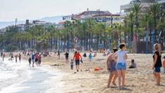 Grupos de familias se saltan la prohibición y llenan la playa de Ponent de Salou