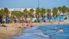 Grupos de familias se saltan la prohibición y llenan la playa de Ponent de Salou