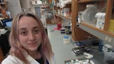 Esther Broset se fotografía junto a los péptidos antimicrobianos.