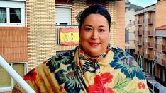 Mari Carmen García, preparada para cantar en su balcón.