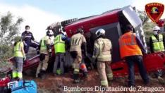 El accidente se ha producido en torno a las 8.00, en una pista forestal en el término municipal de Villar de los Navarros. El conductor ha quedado con una pierna atrapada dentro de la máquina y ha tenido que ser rescatado por pos bomberos de la Diputación de Zaragoza.