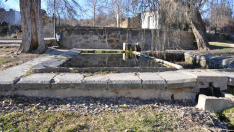 El lavadero, en primer término, y la fuente de Aguas (Loporzano).